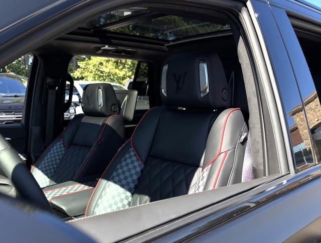 2026 Cadillac Escalade 4WD LV Platinum Sport &ndash; photo 2