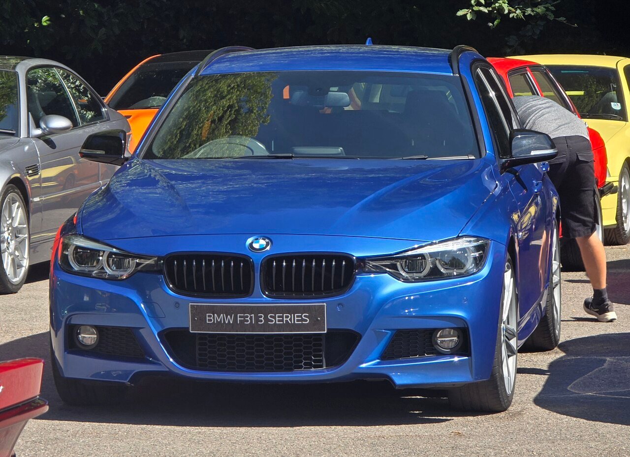 2025 BMW 3 Series SE &ndash; photo 2
