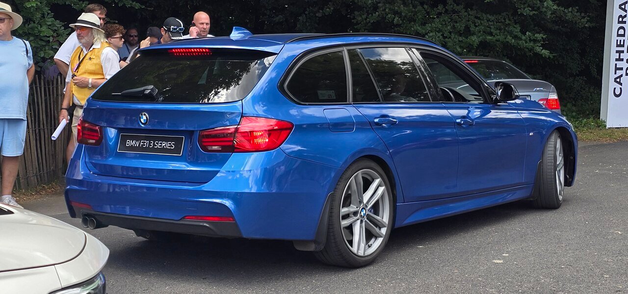 2025 BMW 3 Series SE &ndash; photo 3